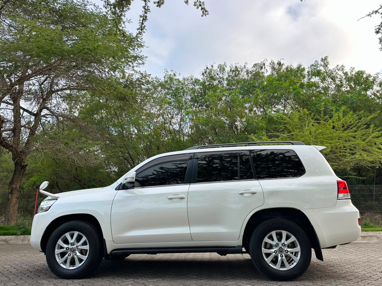 LANDCRUISER thumbnail 8